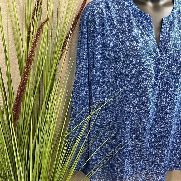 #98 a.n.a blue/white Long adjustable sleeve semi sheer, printed top size 3X - Picture 4 of 8